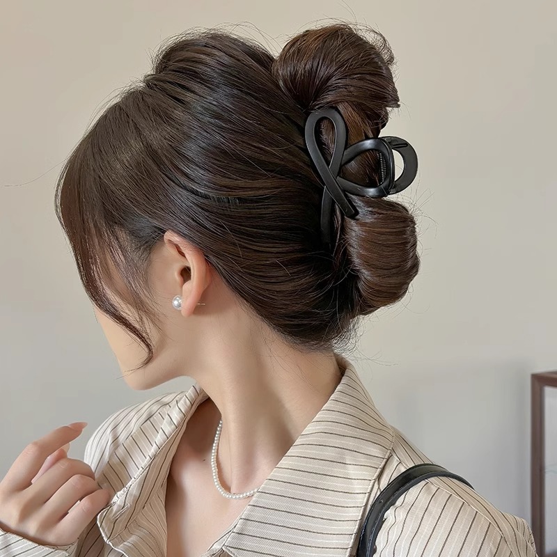 Simple clip de cabello negro de medio atado para mujeres 2025 nuevo estilo de alta sensación detrás de la cabeza de cabello de tiburón clip de cabello