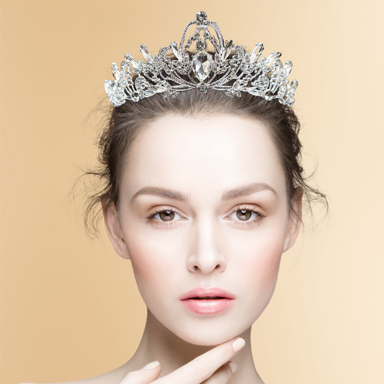 Corona de diamantes de imitación de alta gama estilo INS para fiesta nupcial, elegida por influencers para sesiones de fotos.