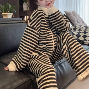 ���b�Ӻ�ӽqɺ���q����Ů�����¿�s�L�l�y˯���⴩�����°ٴ�