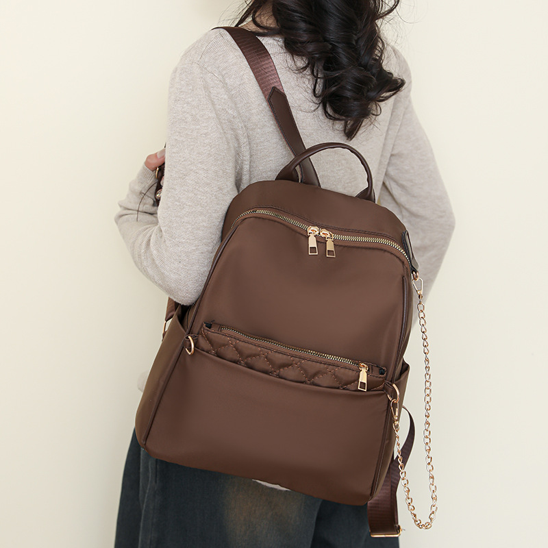 2024 otoño nueva cadena de moda para mujer mochila de nailon simple y versátil mochila de viaje ligera al aire libre marea