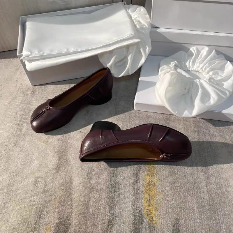 Giày Mary Jane nữ da bò xẻ mũi tách ngón xếp ly, gót vừa 3–6 cm, kiểu lười xỏ chân — Rượu vang đỏ, màu đen chi tiết 5