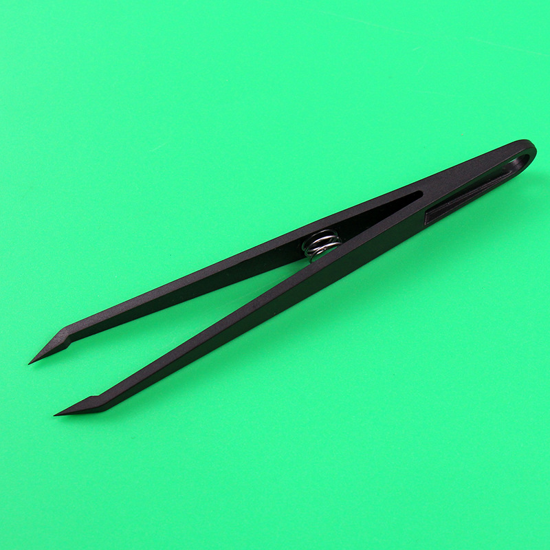 Пинцет для удерживания мелких деталей.