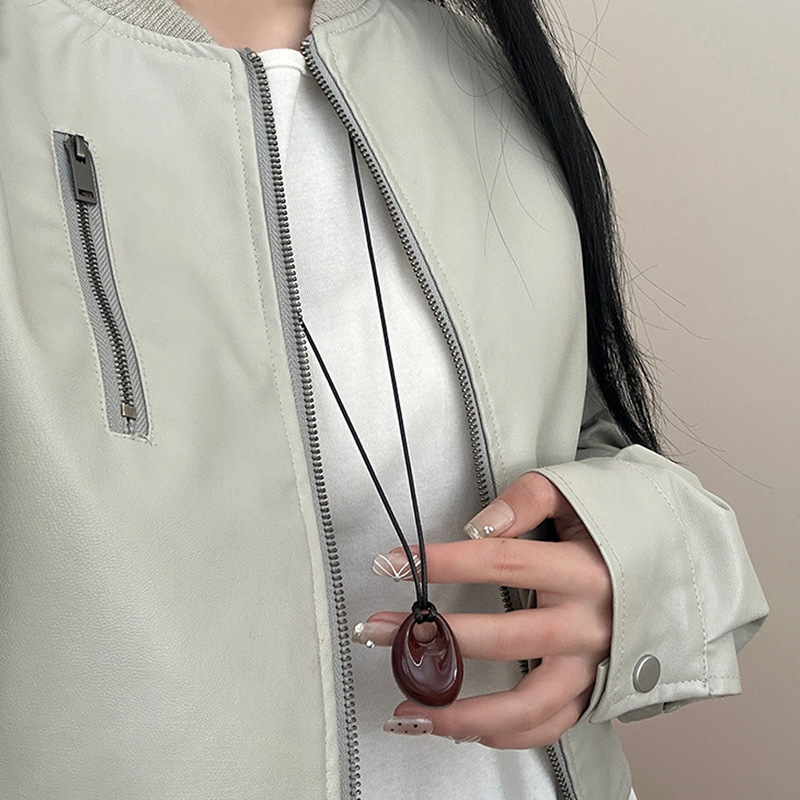 コールドスタイルのシルバーのブラッシュド加工ドロップペンダントネックレス、女性向け、ニッチなライトラグジュアリー、高級感、ロングタイプ、秋冬のセーターチェーンに万能|undefined