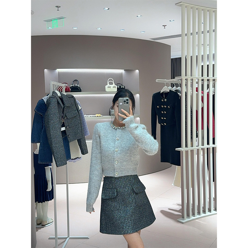 英杰2024SP秋季新款甜美减龄时尚两色圆领镶钻针织开衫外套240247