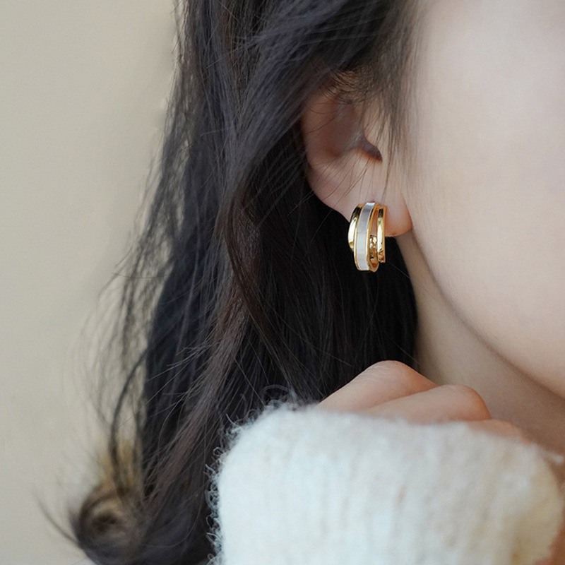 Estilo francés fritillary pendientes de luz de lujo de alto grado nicho exquisito temperamento pendientes de metal Shell joyería del oído aguja de plata al por mayor