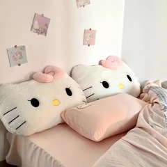 ぬいぐるみのkt猫は枕のベッドの上で寮の大きい背もたれの車の抱き枕のかわいい女性を敷きます。