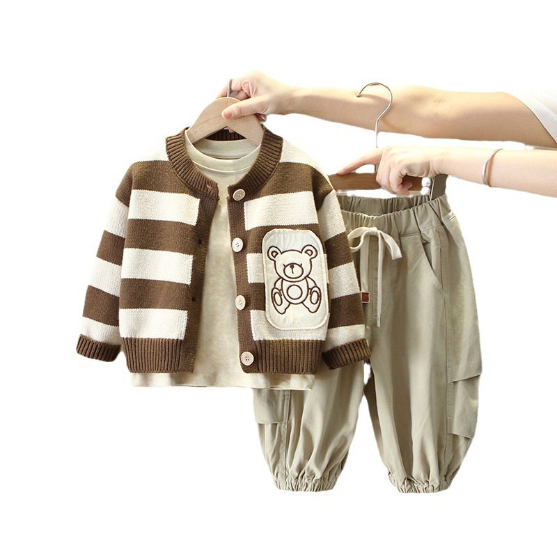 6152 Traje de otoño para niños 2025 nuevo suéter para niños fresco y guapo de tres piezas para bebés primavera y otoño para niños versión coreana