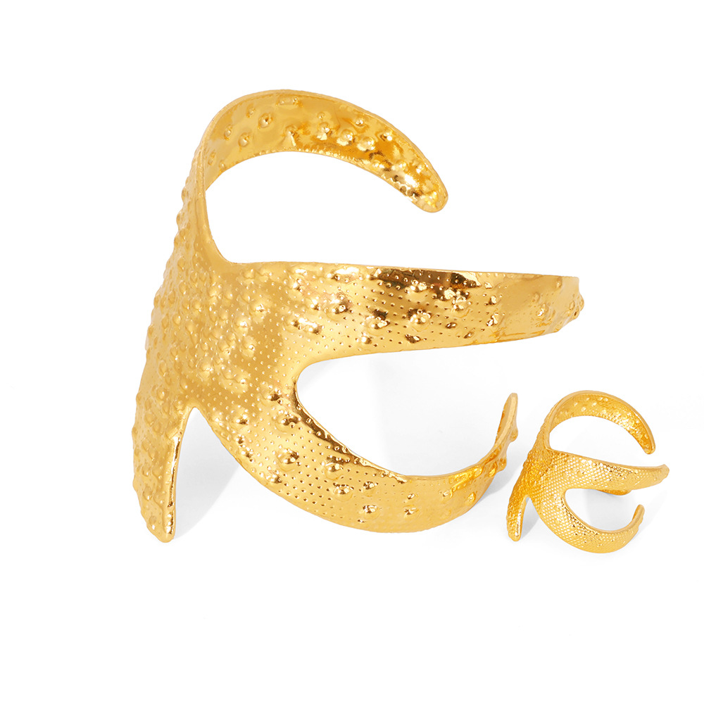 Pulsera de martillo estrella de mar con sentido de alta calidad exagerada de la personalidad Pulsera de acero inoxidable de lujo ligero de nicho 18K al por mayor