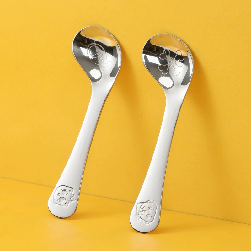 Детская ложка для кормления из нержавеющей стали 304, креативная и практичная тренировочная ложка с изогнутой головкой для малышей, чтобы они могли отрабатывать навыки кормления с помощью мультяшных рисунков