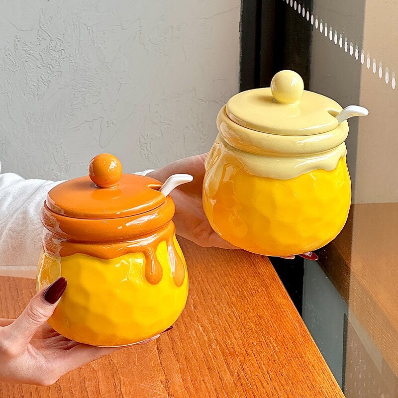 Creative and Cute Ceramic Lard Jar with Underglaze Color, High Temperature Resistant, with Lid and Spoon, Seasoning Jar, Steamed Egg Jar, Microwaveable Creative and Cute Ceramic Lard Jar with Underglaze Color, High Temperature Resistant, with Lid and Spoon, Seasoning Jar, Steamed Egg Jar, Microwaveable