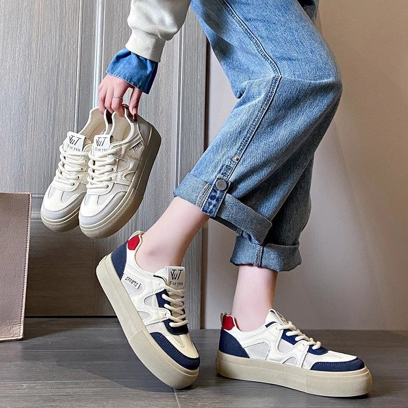 Zapatos deportivos o casuales de verano 2025 nuevos zapatos de entrenamiento de alta altura de malla transpirable zapatos blancos para estudiantes