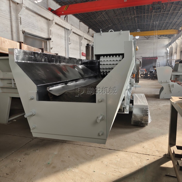 Mobile Tracked Wood Crushing Station Hammer-Type Straw Crusher Crushes 5 Tons of Wood Raw Materials Per Hour Mobile Tracked Wood Crushing Station Hammer-Type Straw Crusher Crushes 5 Tons of Wood Raw Materials Per Hour