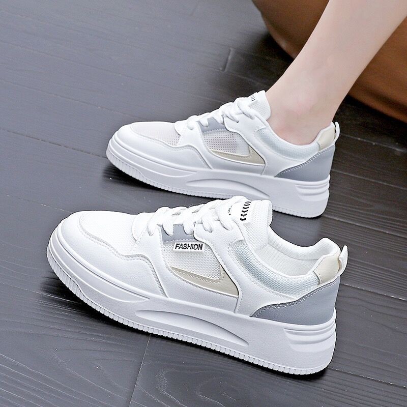 2026 primavera y otoño nuevo estilo de explosión de zapatos deportivos casuales de skate con suela gruesa zapatos blancos pequeños zapatos transpirables de malla de mujer