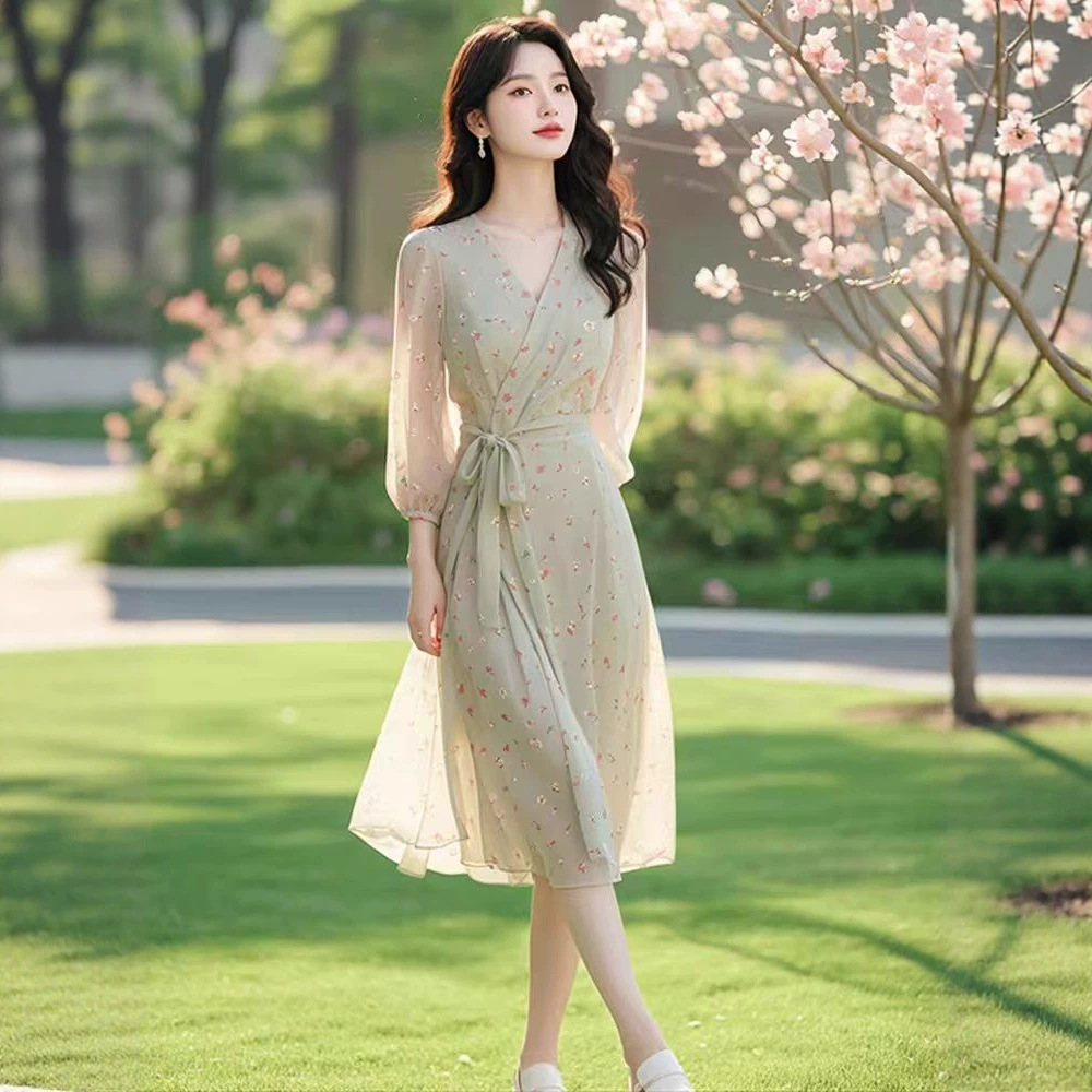 Đầm suông midi cổ chữ V họa tiết hoa xanh nhạt thắt eo — Hoa màu xanh lá cây chi tiết 3