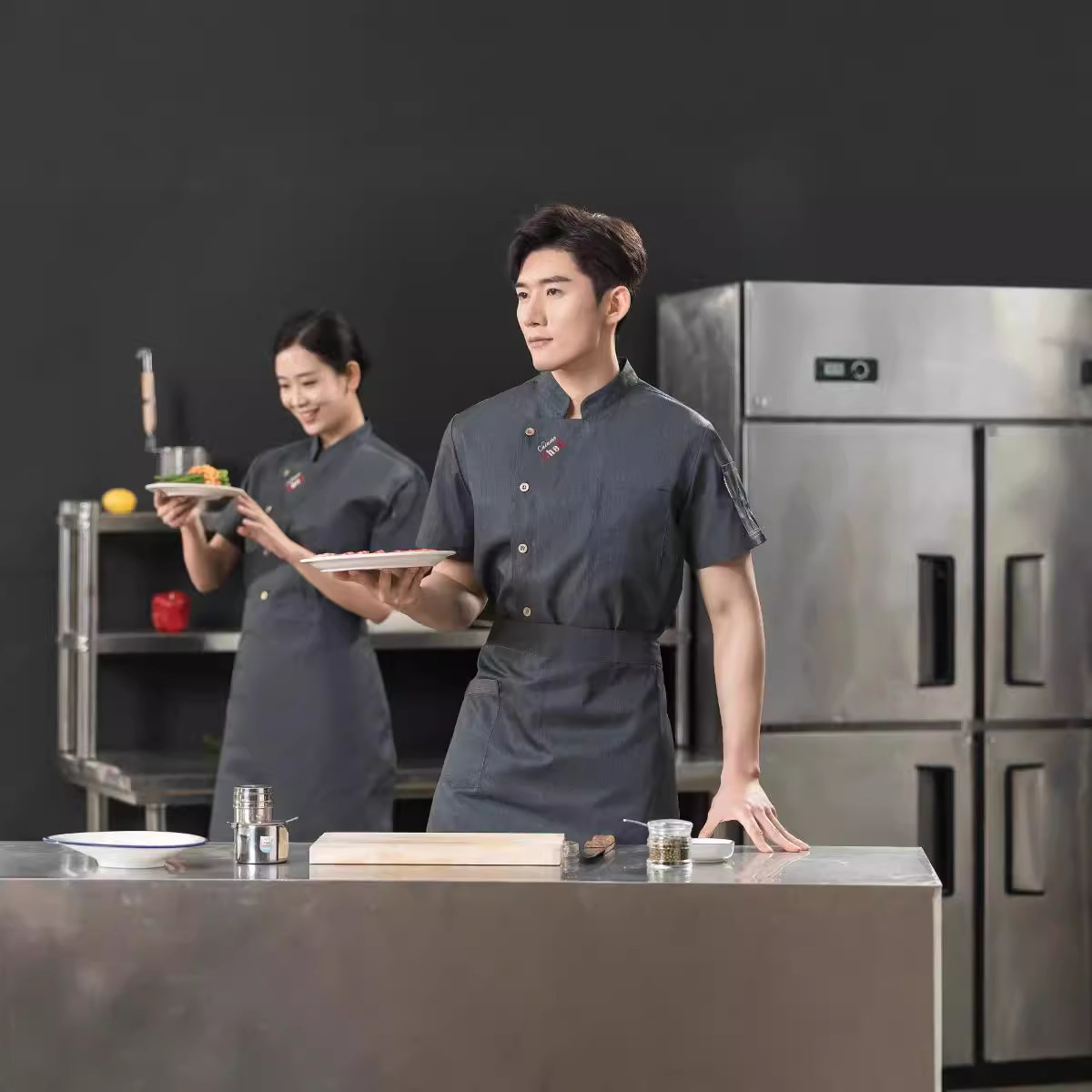 Uniforme de Chef de Manga Corta para Verano, Ropa de Trabajo para Catering, Hotel, Restaurante, Cocina, Cantina, Repostería, Transpirable, Personalizable con Impresión.