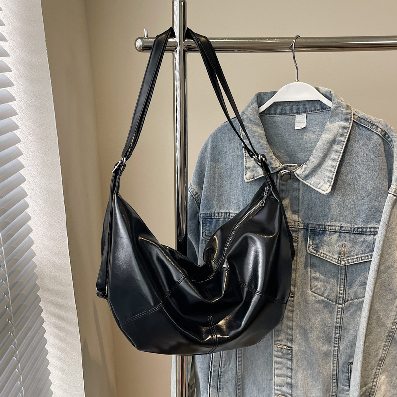 2024 primavera y verano nuevo estilo cera de aceite piel suave bolsa de bola de masa pequeña bolsa de mensajero de un solo hombro casual de gran capacidad al por mayor