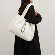 2025新款羽绒包包女蓬松充棉托特包轻便潮流腋下棉服包绣线单肩包