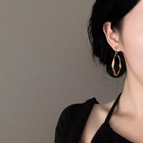 Sweet and Cool Girl | Distinctive Circle Painless Mosquito Coil Earrings for Girls without Piercings, High-End Sense of Exaggeration