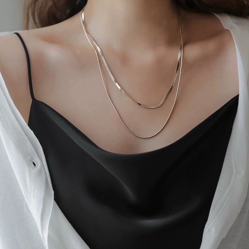 色落ちしない二重蛇骨チェーンの長いネックレスの女性は贅沢な小衆の冷たい風の毛の服のチェーンのデザイン感の高級な贈り物です。|undefined