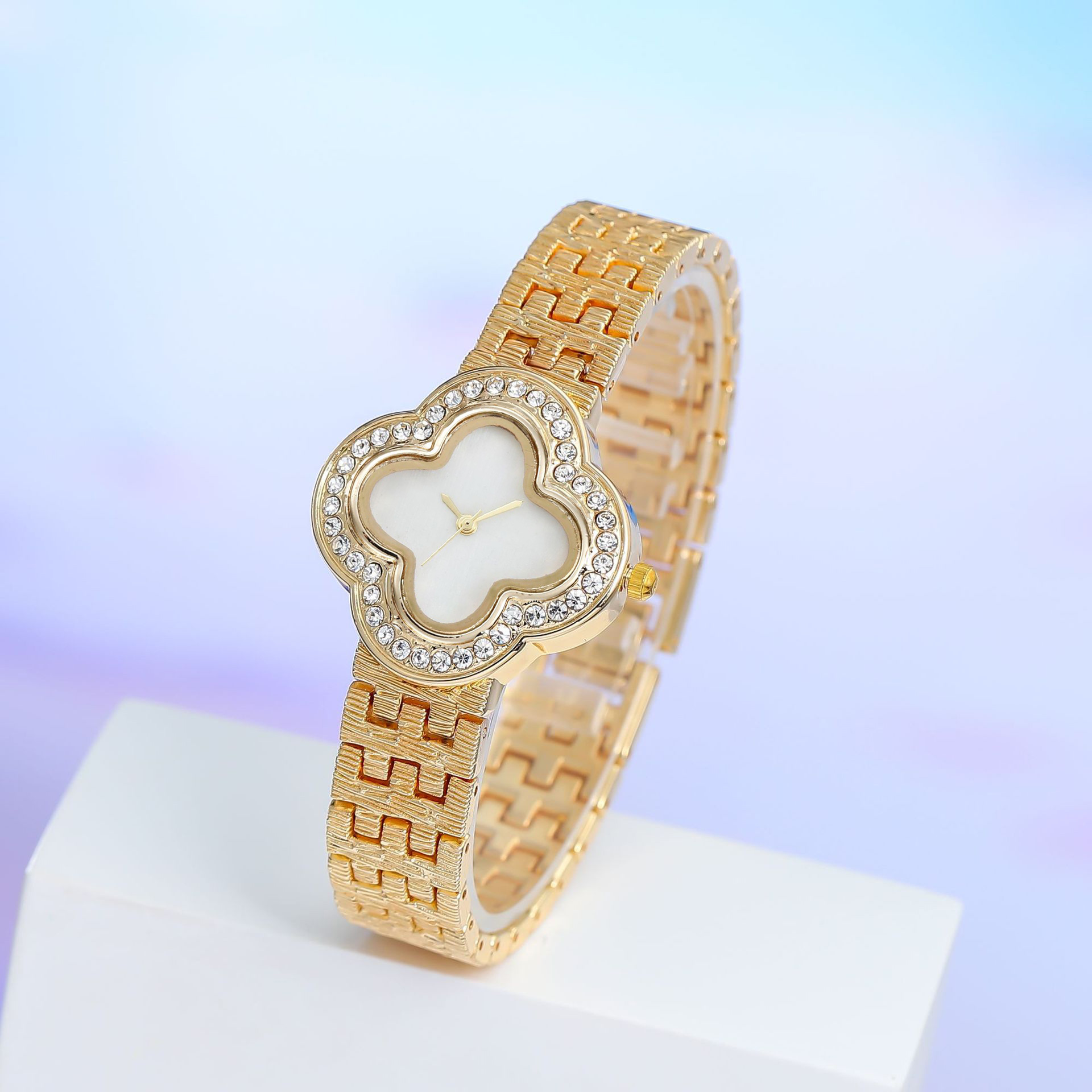 2022 reloj de cuarzo de trébol de cuatro hojas de moda reloj de pulsera de diamante de mujer temperamento chica estudiante correa de acero reloj de pulsera