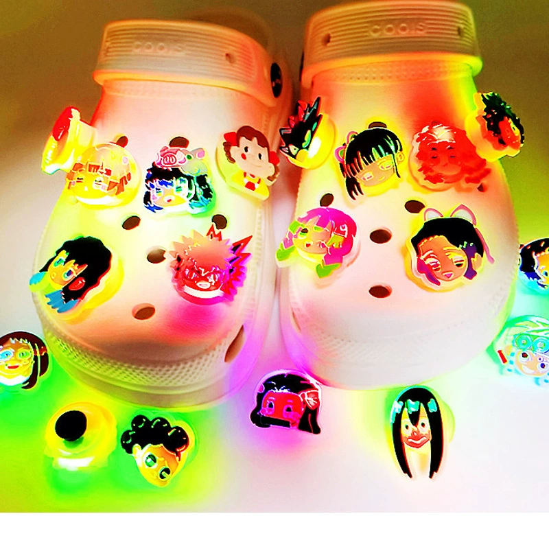 Пещерная Обувь Аксессуары для обуви светодиодный мигающий свет электронная обувь Цветочная Пряжка для обуви садовая обувь Вибрация яркий свет обувь Цветочная Пряжка мультяшный стиль