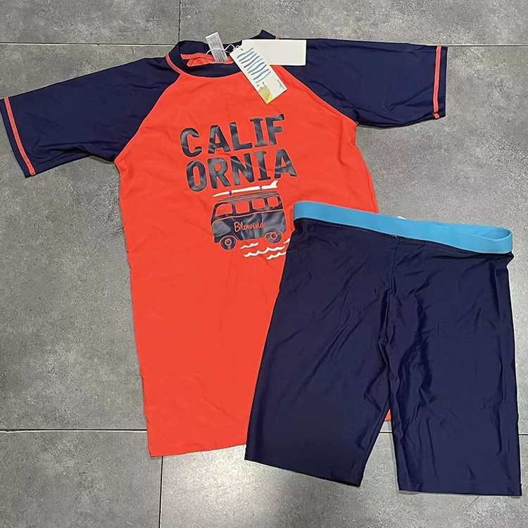 Экспортный милый купальник с принтом спереди для мальчиков из Европы и Америки, защита от солнца, защита от радиации, топ с короткими рукавами и брюки, повседневный костюм