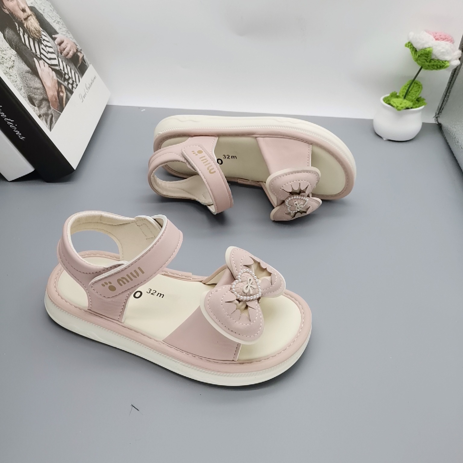 Sandalias para niñas estilo de verano 2025 estilo caliente zapatos de playa para niños zapatos de verano nuevos zapatos para niñas zapatos de princesa de estilo occidental