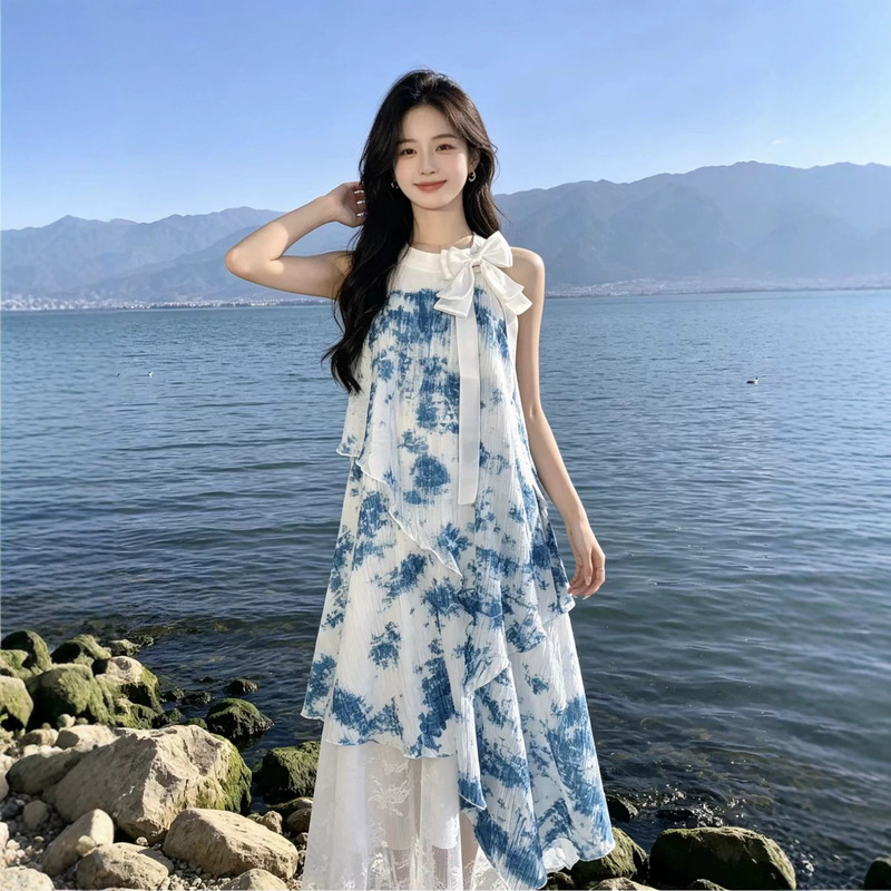 Yunnan Blue and White Tie-Dye Halter Neck Dress with Bow, Vacation Style Irregular Long Dress for Travel Photography Yunnan Blue and White Tie-Dye Halter Neck Dress with Bow, Vacation Style Irregular Long Dress for Travel Photography