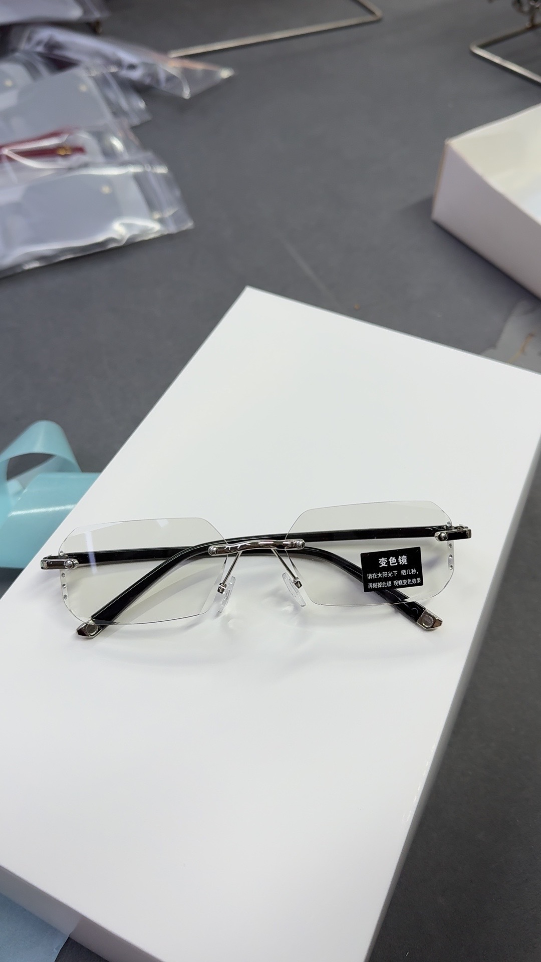 [Color-changing mirror] Transparent gray-changing lens