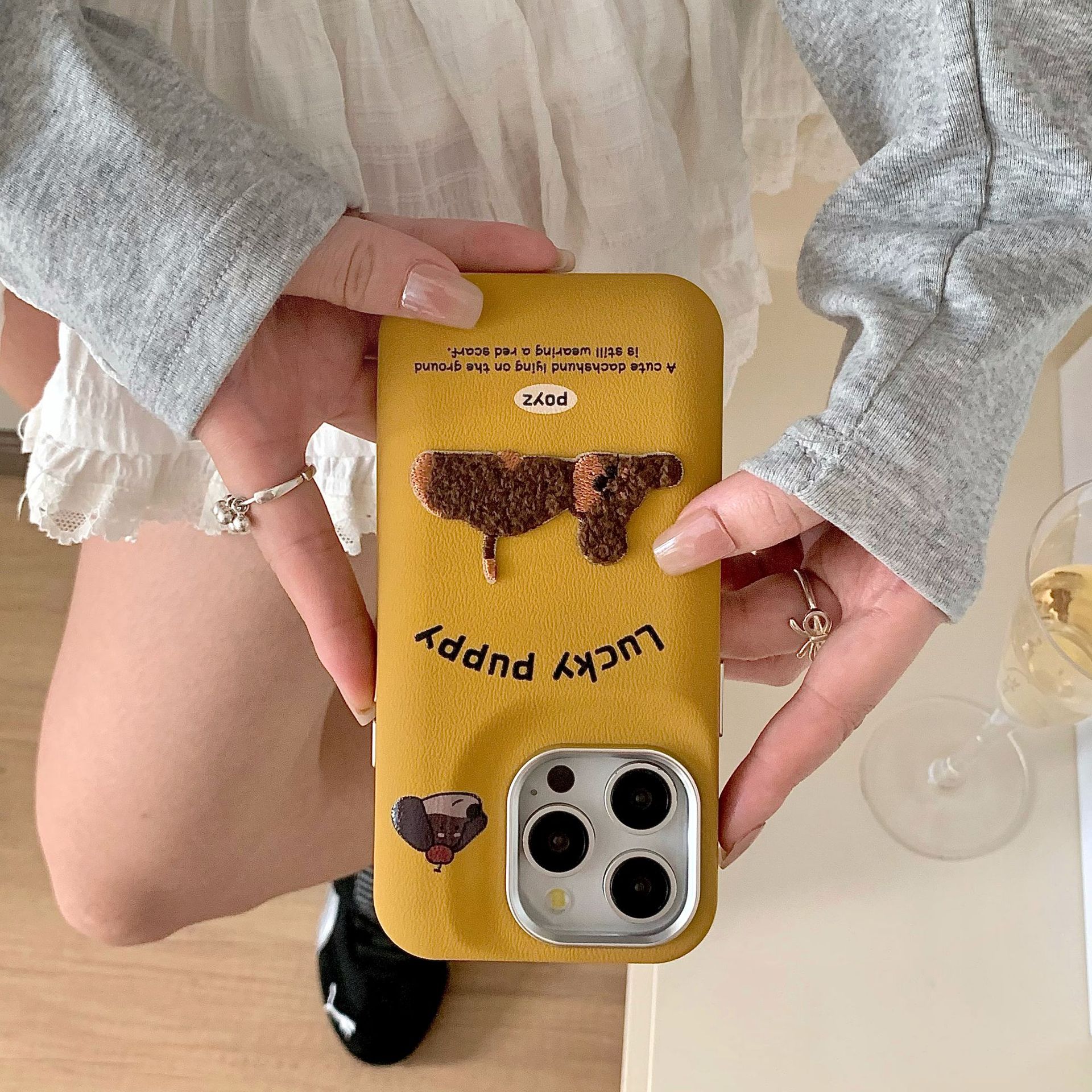 Perro salchicha acostado para 16ProMax bag cuero iphone14 funda para teléfono móvil 13 Apple 15 pulsera femenina 16