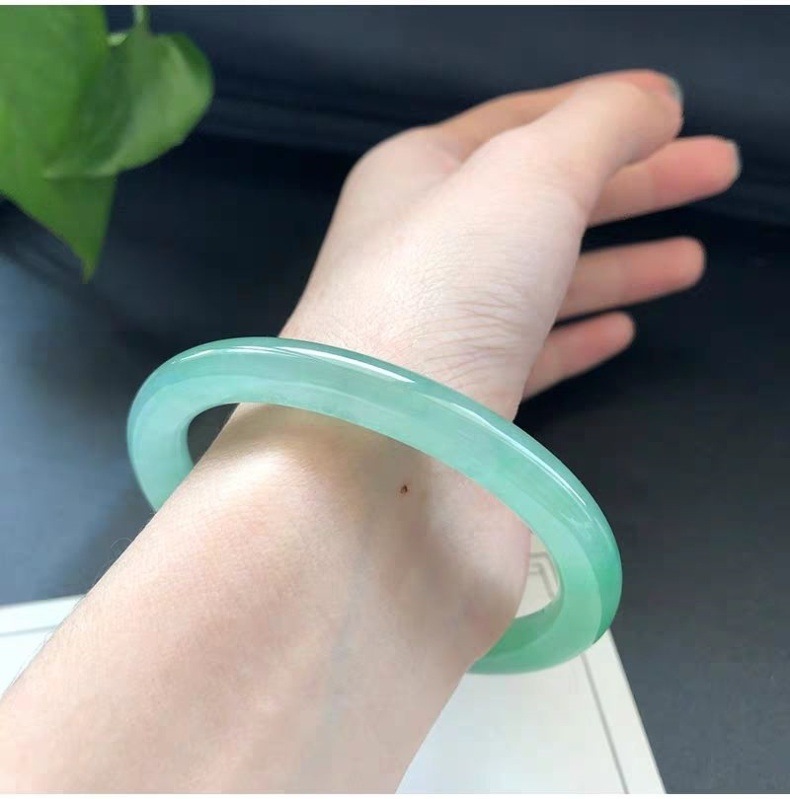 Vòng tay ngọc bích Miến Điện dạng Dingdong băng táo xanh dải xanh nổi tròn mịn chính hãng chi tiết 4
