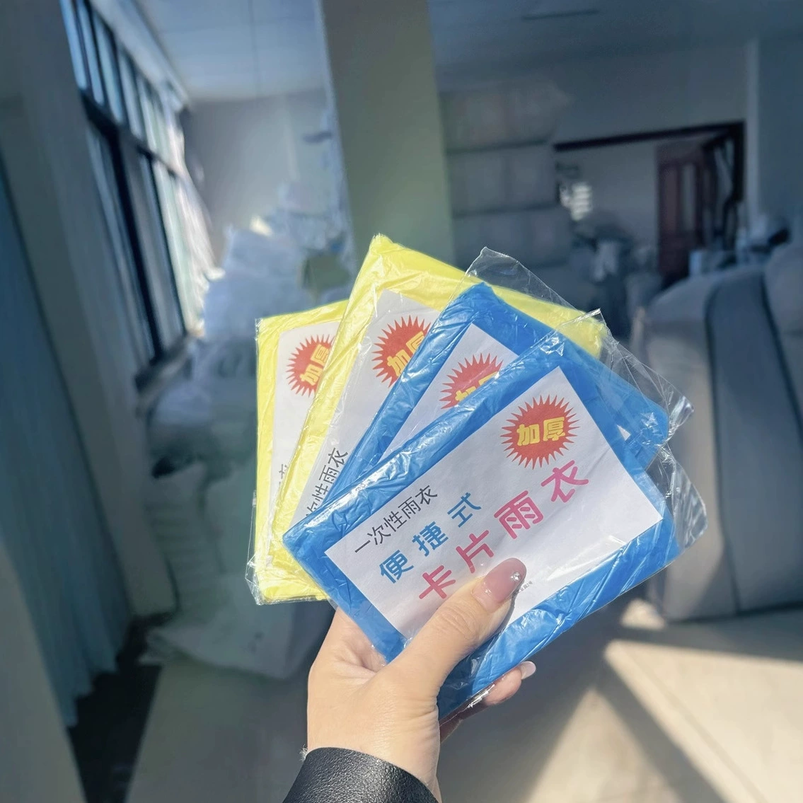 Портативный и удобный одноразовый плащ для сжатых карт непромокаемый пончо для взрослых детей мужчин и женщин плащ оптом путешествия