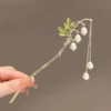 Golden Chinese hairpin, orchid