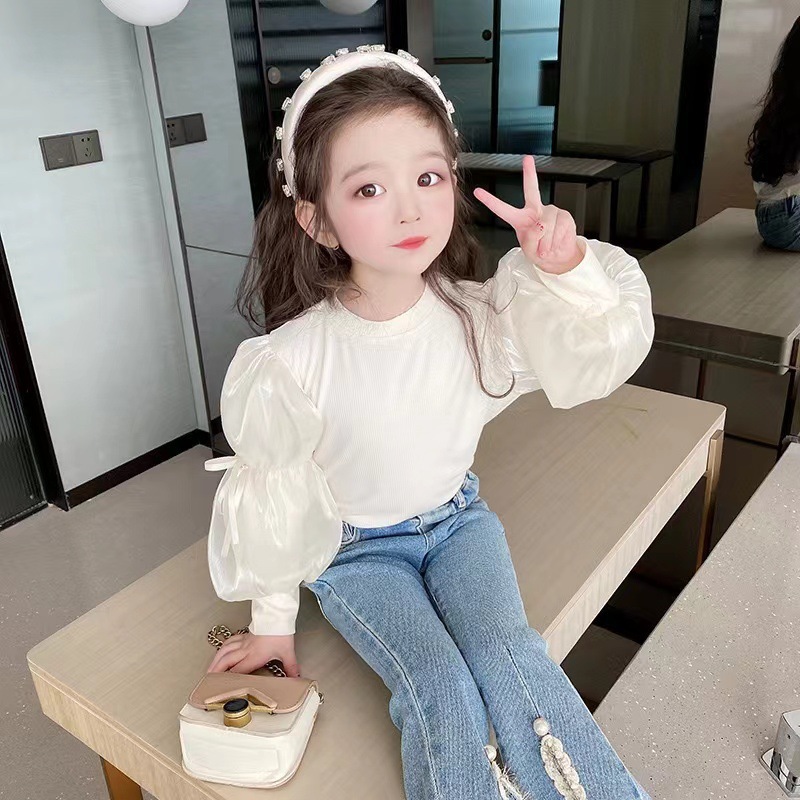 女の子の泡の袖の底のシャツの2025春秋は新型の子供の小さい子供の洋風の長袖のtシャツの韓国版の上着を詰めます。
