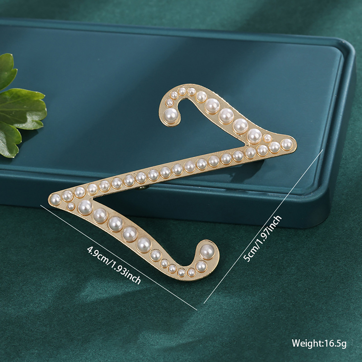 26 broches con letras en inglés de perlas, alfileres para ropa, decoraciones retro transfronterizas europeas y americanas, accesorios antiexposición para cuello