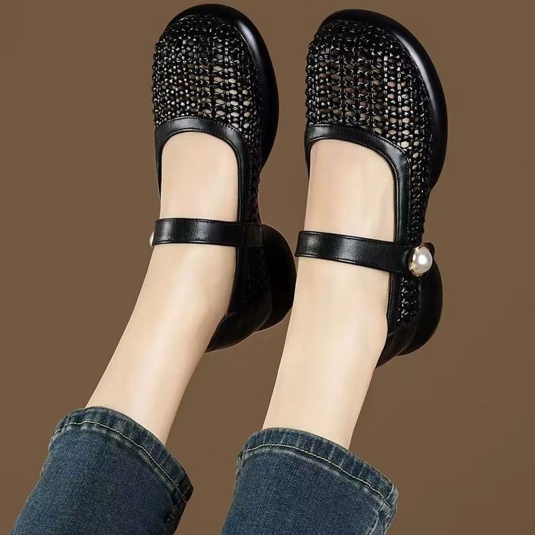 Sandalias de mujer verano 2026 nuevo hueco de cuero suave tela de tela de base suave zapatos de madre zapatos de mujer