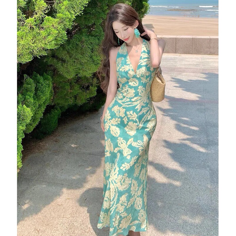 Stunning beach dress for seaside vacation, French-style sleeveless halter neck, waist-cinching blue printed V-neck dress, backless long dress Stunning beach dress for seaside vacation, French-style sleeveless halter neck, waist-cinching blue printed V-neck dress, backless long dress