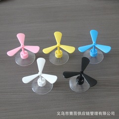 オートバイのヘルメットの装飾品は回転します。