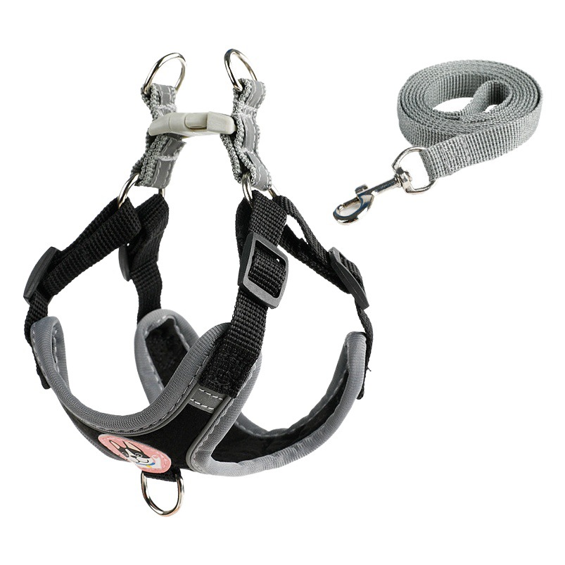 El arnés reflectante de gamuza con correa para perros Z es ligero y no estrangula el cuello, lo que lo hace adecuado para perros medianos y grandes para evitar fugas durante la caminata.