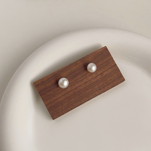 Exquisite and compact freshwater pearl earrings for women, French elegant temperament earrings, niche fashion commuting simple earrings