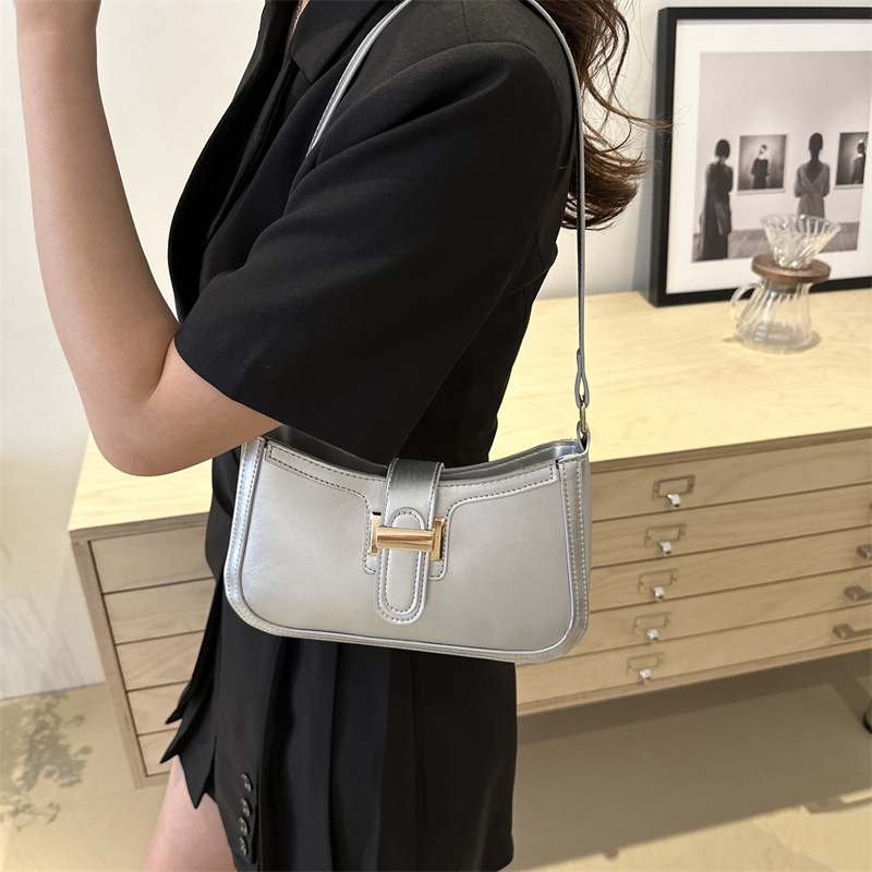 Bolsos de textura de alta calidad populares de nicho este año, bolsos de mujer retro simples, bolsos de hombro de viaje versátiles