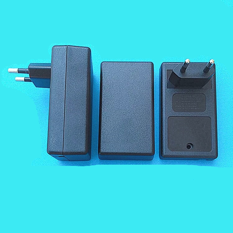 スクール機器用の四角い亀のシェル、壁にネジを差し込み、水平の黒いシェル、充電器、電源アダプタのシェル|undefined