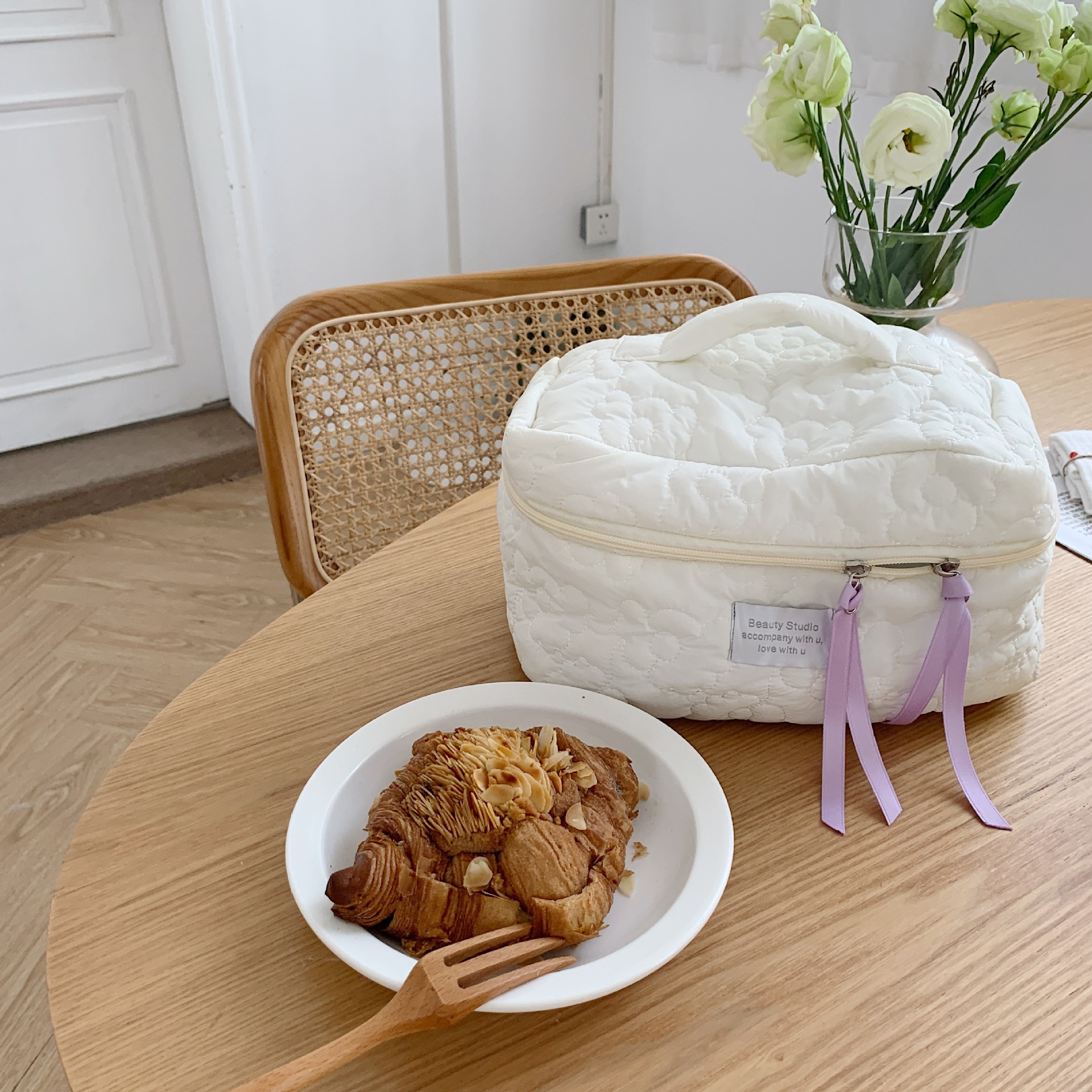 The 2631 Japanese-style fresh color-blocking flower hand-held makeup bag has a large capacity and can be carried hand in hand with a storage bag and a student pen case undefined
