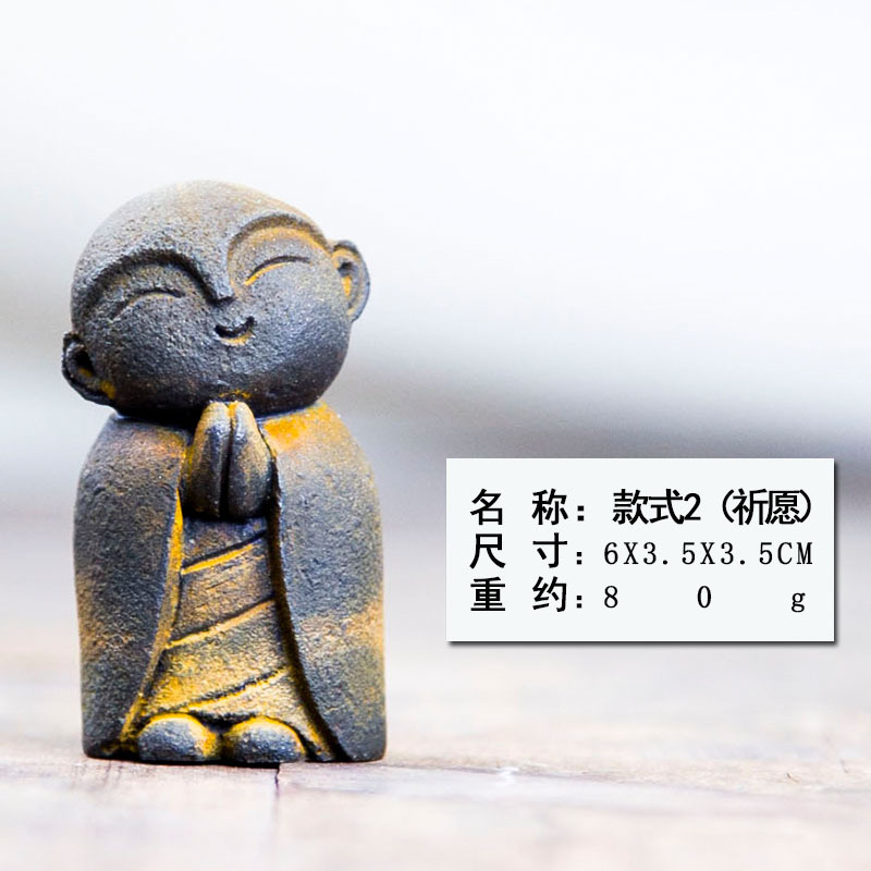 일본식 작은 스님 - 기도하기 위해 머리를 기울인다 - 녹슨 스타일
