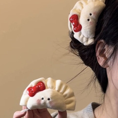 赤い本の同じタイプの頬紅餃子は、髪を挟んで後頭部の髪を挟んで女性の夏のかわいい半髪を挟んでいます