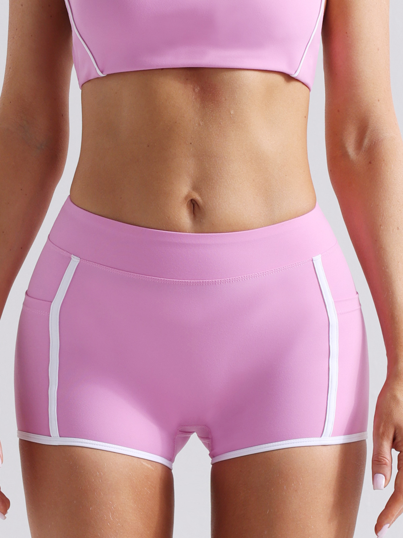 Nuevos pantalones cortos de yoga de cadera deportiva de bolsillo con cinturón de color desnudo