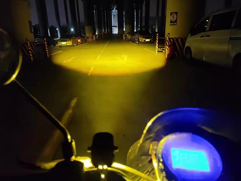 Motorcycle LED Spotlight Blast Flash Paving Road Near and Far Electric Vehicle Super Bright Light Tricycle External 12V85V Headlight