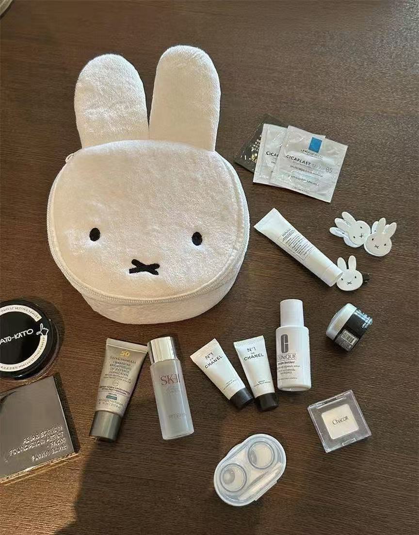 Bolsa de cámara con conejo blanco