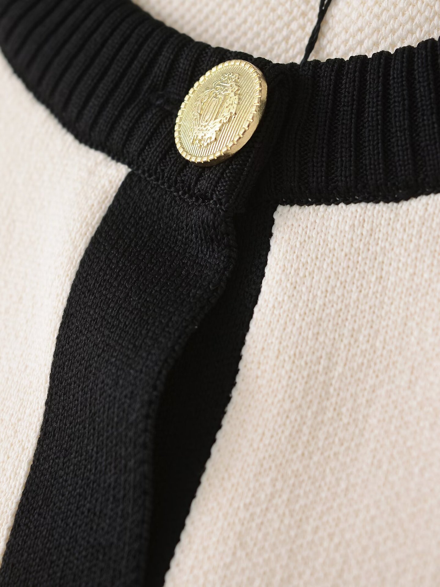 Damenbekleidung 2024 Herbst und Winter neue Mode kontrastierende goldreihige Strickjacke_voghion.com