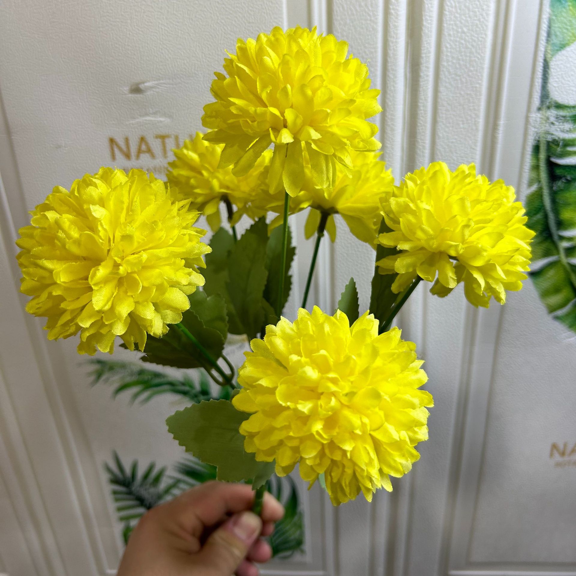 밝은 노란색